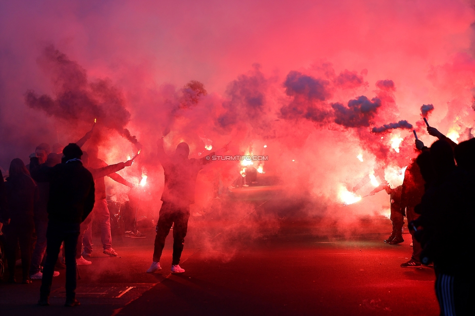 Sturm Graz Mannschaftsempfang
Oesterreichische Fussball Bundesliga, SK Sturm Graz Mannschaftsempfang, Trainingszentrum Messendorf, 02.01.2024. 

Foto zeigt Fans von Sturm mit Pyrotechnik
