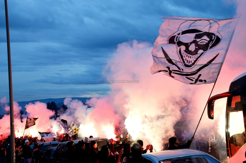 Sturm Graz Mannschaftsempfang
Oesterreichische Fussball Bundesliga, SK Sturm Graz Mannschaftsempfang, Trainingszentrum Messendorf, 02.01.2024. 

Foto zeigt Fans von Sturm mit Pyrotechnik
