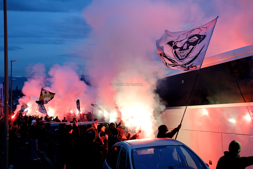 Sturm Graz Mannschaftsempfang
Oesterreichische Fussball Bundesliga, SK Sturm Graz Mannschaftsempfang, Trainingszentrum Messendorf, 02.01.2024. 

Foto zeigt Fans von Sturm mit Pyrotechnik
