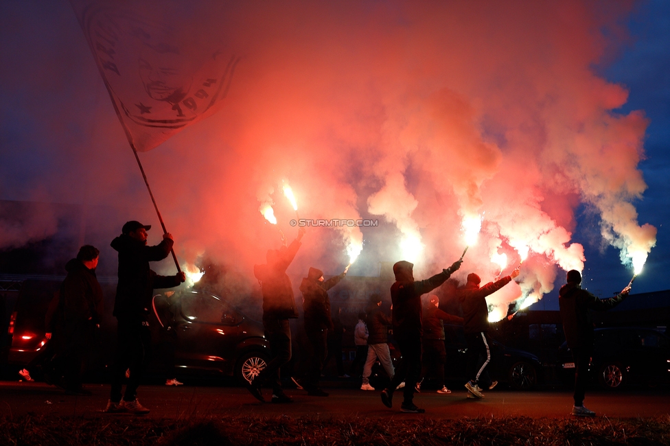 Sturm Graz Mannschaftsempfang
Oesterreichische Fussball Bundesliga, SK Sturm Graz Mannschaftsempfang, Trainingszentrum Messendorf, 02.01.2024. 

Foto zeigt Fans von Sturm mit Pyrotechnik
