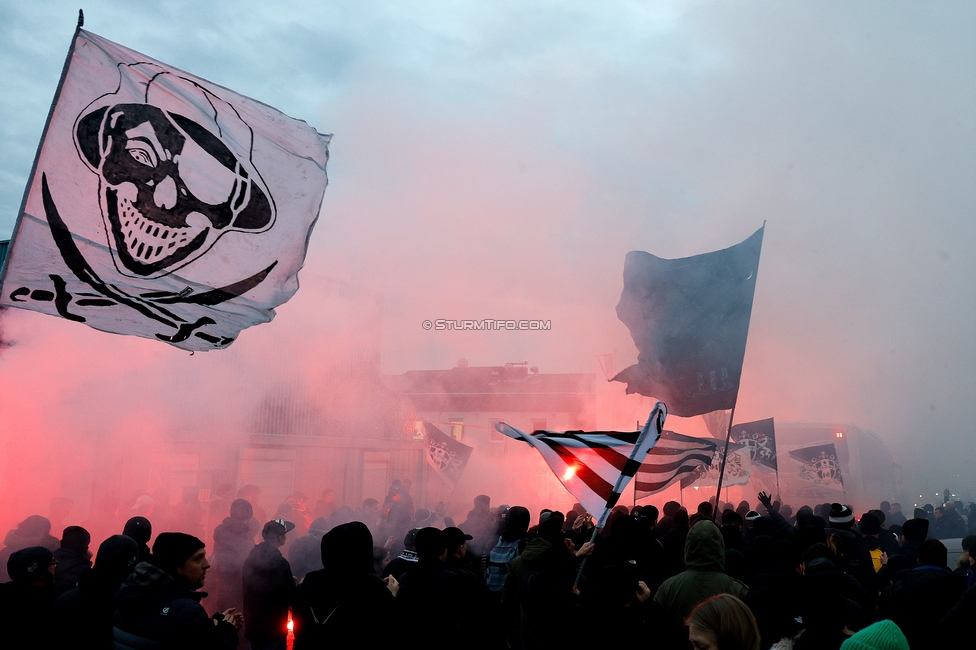 Sturm Graz Mannschaftsempfang
Oesterreichische Fussball Bundesliga, SK Sturm Graz Mannschaftsempfang, Trainingszentrum Messendorf, 02.01.2024. 

Foto zeigt Fans von Sturm mit Pyrotechnik
