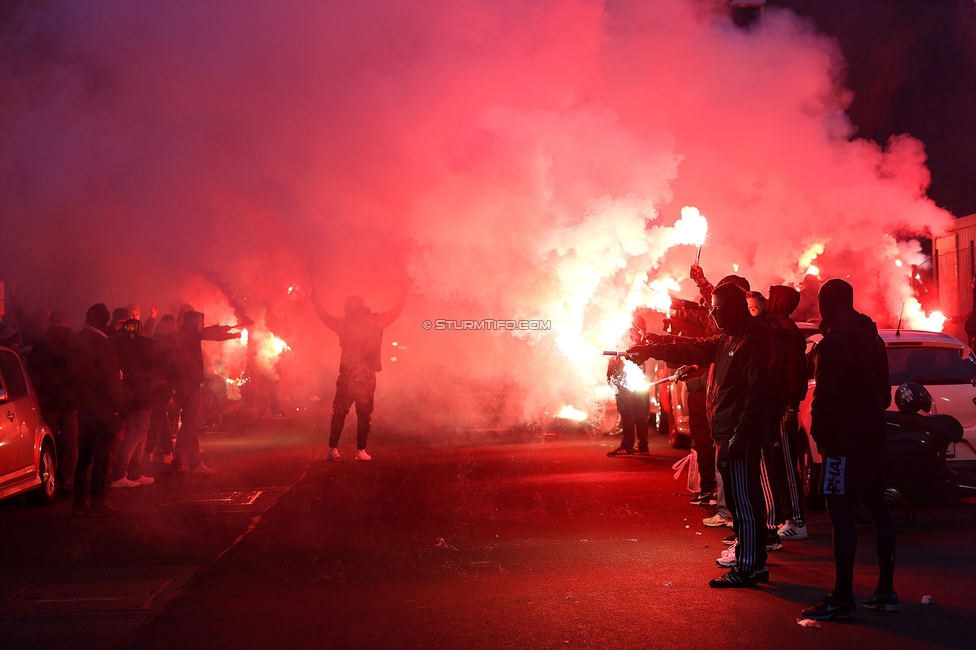 Sturm Graz Mannschaftsempfang
Oesterreichische Fussball Bundesliga, SK Sturm Graz Mannschaftsempfang, Trainingszentrum Messendorf, 02.01.2024. 

Foto zeigt Fans von Sturm mit Pyrotechnik
