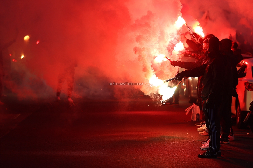 Sturm Graz Mannschaftsempfang
Oesterreichische Fussball Bundesliga, SK Sturm Graz Mannschaftsempfang, Trainingszentrum Messendorf, 02.01.2024. 

Foto zeigt Fans von Sturm mit Pyrotechnik
