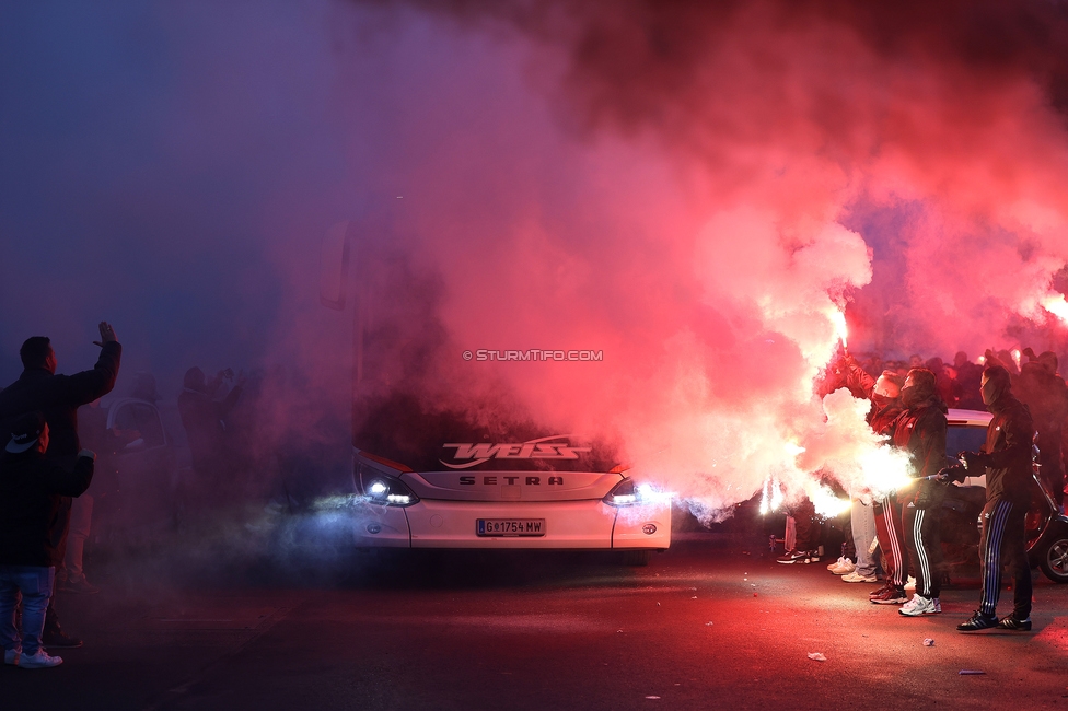 Sturm Graz Mannschaftsempfang
Oesterreichische Fussball Bundesliga, SK Sturm Graz Mannschaftsempfang, Trainingszentrum Messendorf, 02.01.2024. 

Foto zeigt Fans von Sturm mit Pyrotechnik
