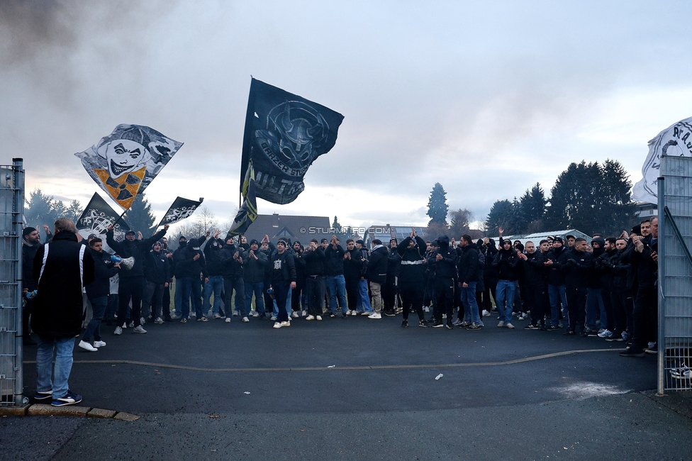 Sturm Graz Mannschaftsempfang
Oesterreichische Fussball Bundesliga, SK Sturm Graz Mannschaftsempfang, Trainingszentrum Messendorf, 02.01.2024. 

Foto zeigt Fans von Sturm
