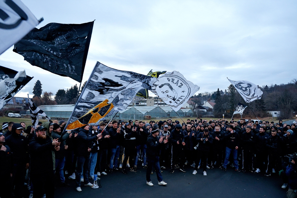 Sturm Graz Mannschaftsempfang
Oesterreichische Fussball Bundesliga, SK Sturm Graz Mannschaftsempfang, Trainingszentrum Messendorf, 02.01.2024. 

Foto zeigt Fans von Sturm
