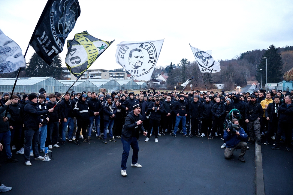 Sturm Graz Mannschaftsempfang
Oesterreichische Fussball Bundesliga, SK Sturm Graz Mannschaftsempfang, Trainingszentrum Messendorf, 02.01.2024. 

Foto zeigt Fans von Sturm
