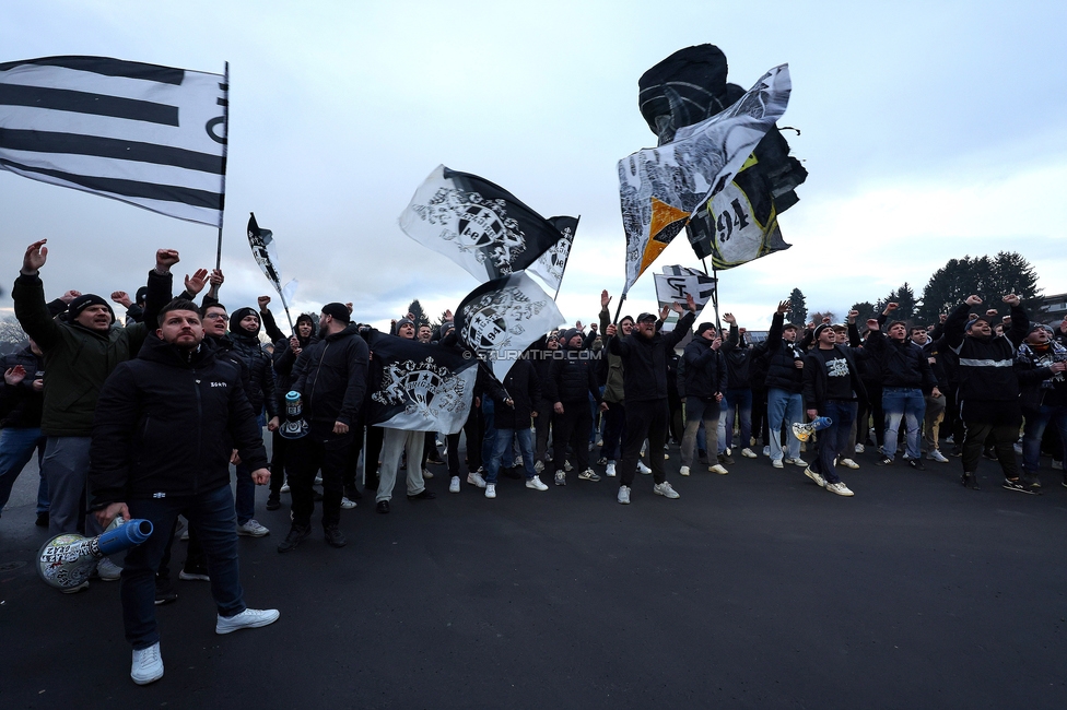 Sturm Graz Mannschaftsempfang
Oesterreichische Fussball Bundesliga, SK Sturm Graz Mannschaftsempfang, Trainingszentrum Messendorf, 02.01.2024. 

Foto zeigt Fans von Sturm
