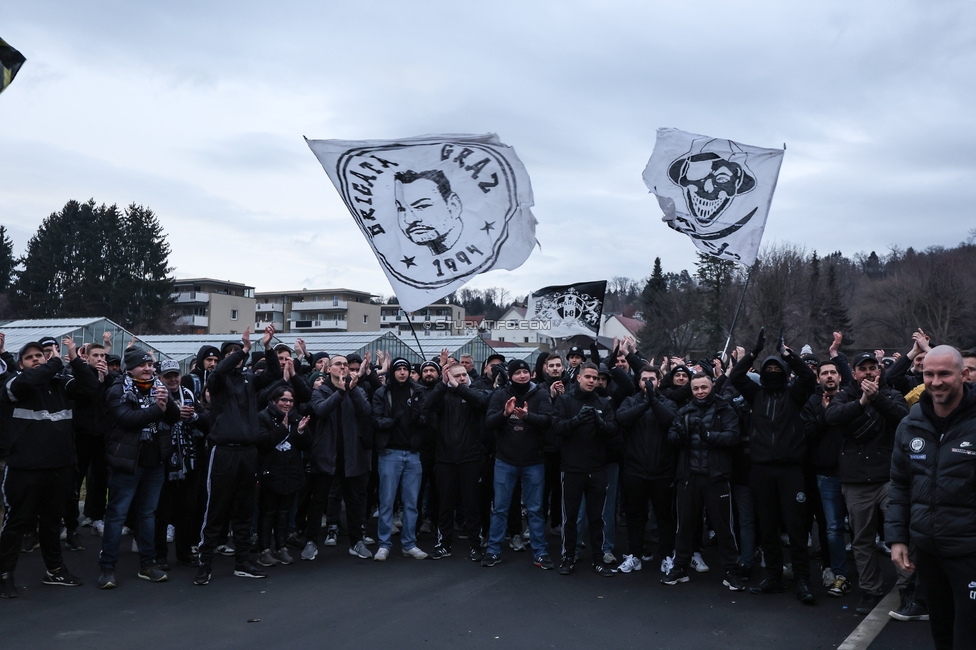 Sturm Graz Mannschaftsempfang
Oesterreichische Fussball Bundesliga, SK Sturm Graz Mannschaftsempfang, Trainingszentrum Messendorf, 02.01.2024. 

Foto zeigt Fans von Sturm
