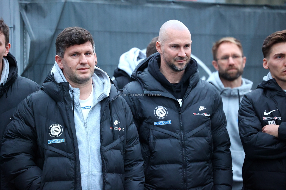 Sturm Graz Mannschaftsempfang
Oesterreichische Fussball Bundesliga, SK Sturm Graz Mannschaftsempfang, Trainingszentrum Messendorf, 02.01.2024. 

Foto zeigt Andreas Schicker (sportl. Geschaeftsfuehrer Sturm) und Christian Ilzer (Cheftrainer Sturm)
