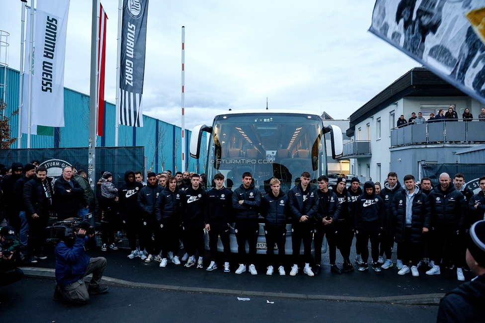 Sturm Graz Mannschaftsempfang
Oesterreichische Fussball Bundesliga, SK Sturm Graz Mannschaftsempfang, Trainingszentrum Messendorf, 02.01.2024. 

Foto zeigt die Mannschaft von Sturm
