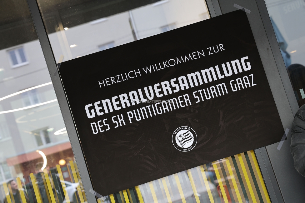 Sturm Generalversammlung
SK Sturm Graz Generalversammlung, Raiffeisen Sportpark Graz, 28.02.2024.

Foto zeigt ein Schild
