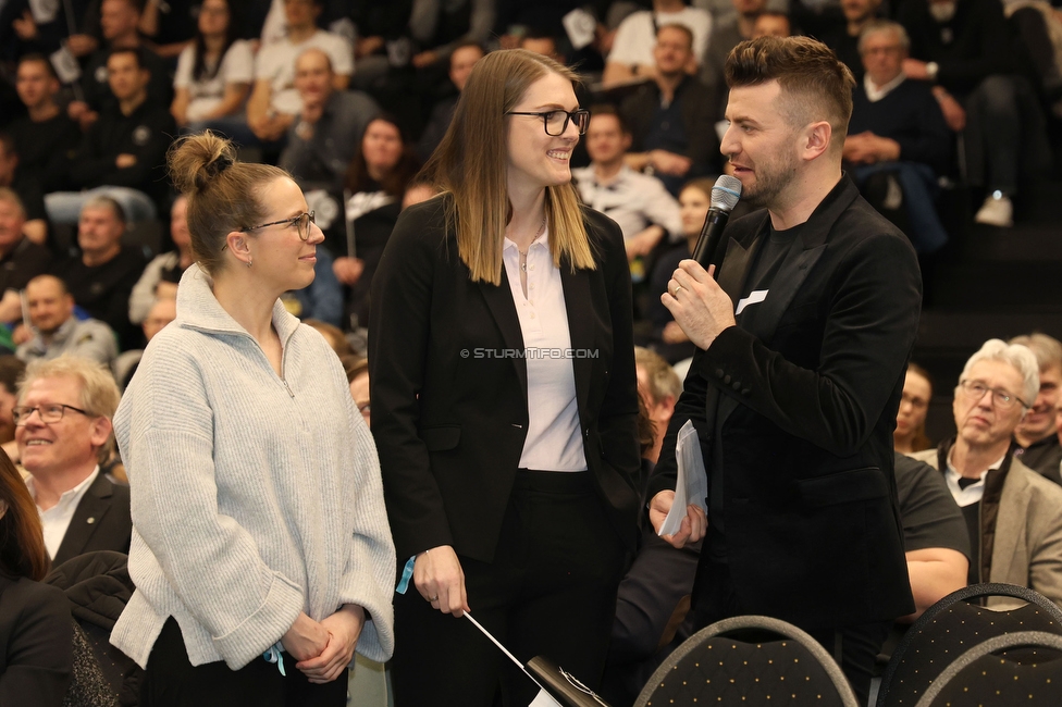 Sturm Generalversammlung
SK Sturm Graz Generalversammlung, Raiffeisen Sportpark Graz, 28.02.2024.

Foto zeigt Stephanie Kovacs (ehem. Spielerin Sturm Damen), Anna-Carina Kristler (ehem. Spielerin Sturm Damen) und Thomas Seidl (Stadionsprecher Sturm)
