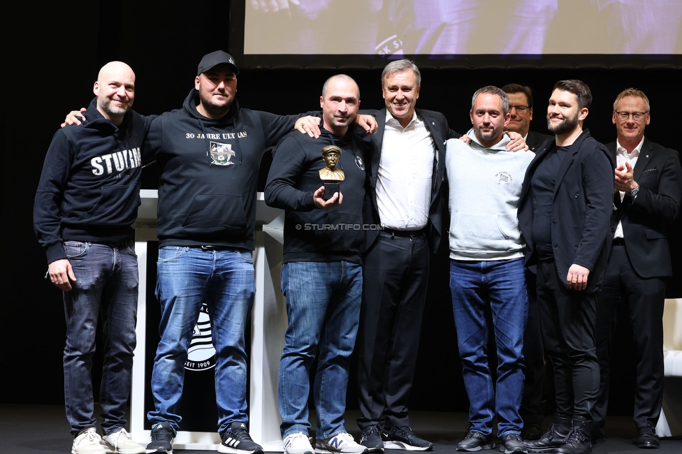 Sturm Generalversammlung
SK Sturm Graz Generalversammlung, Raiffeisen Sportpark Graz, 28.02.2024.

Foto zeigt Vertreter der Nordkurve und Christian Jauk (Praesident Sturm)
