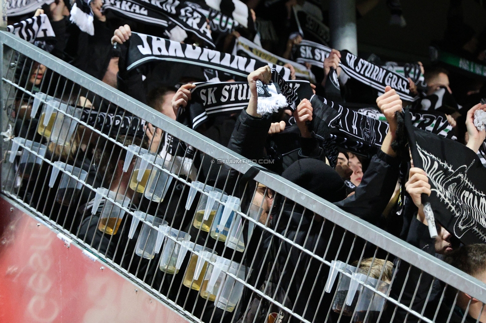 Hartberg - Sturm Graz
Oesterreichische Fussball Bundesliga, 22. Runde, TSV Hartberg - SK Sturm Graz, Arena Hartberg, 10.03.2024. 

Foto zeigt Fans von Sturm
Schlüsselwörter: bier schals