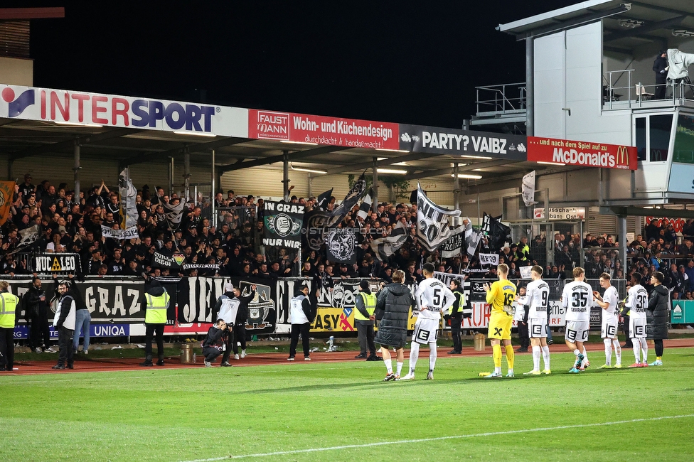 Hartberg - Sturm Graz
Oesterreichische Fussball Bundesliga, 22. Runde, TSV Hartberg - SK Sturm Graz, Arena Hartberg, 10.03.2024. 

Foto zeigt Fans von Sturm und die Mannschaft von Sturm
