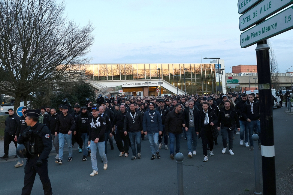 Lille - Sturm Graz
UEFA Conference Achtelfinale, Lille OSC - SK Sturm Graz, Stade Pierre-Mauroy, 14.03.2024. 

Foto zeigt Fans von Sturm beim Corteo
