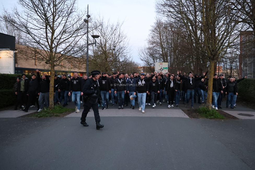 Lille - Sturm Graz
UEFA Conference Achtelfinale, Lille OSC - SK Sturm Graz, Stade Pierre-Mauroy, 14.03.2024. 

Foto zeigt Fans von Sturm beim Corteo
