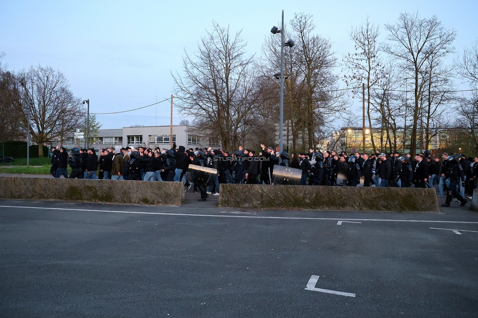 Lille - Sturm Graz
UEFA Conference Achtelfinale, Lille OSC - SK Sturm Graz, Stade Pierre-Mauroy, 14.03.2024. 

Foto zeigt Fans von Sturm beim Corteo
