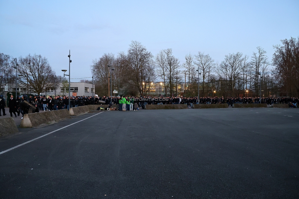 Lille - Sturm Graz
UEFA Conference Achtelfinale, Lille OSC - SK Sturm Graz, Stade Pierre-Mauroy, 14.03.2024. 

Foto zeigt Fans von Sturm beim Corteo
