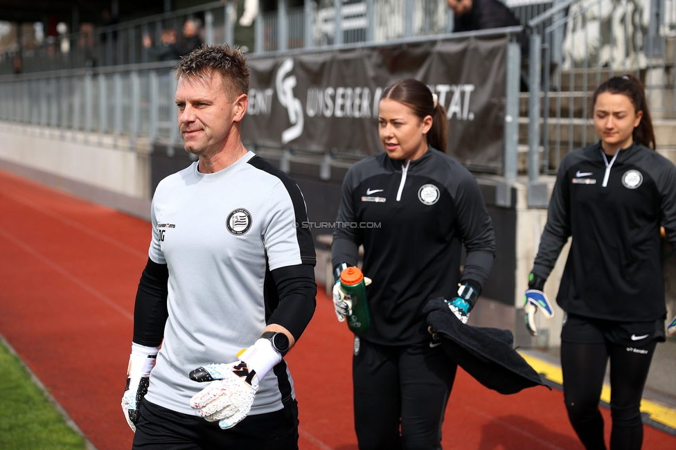 Sturm Damen - Altach
OEFB Frauen Bundesliga, 11. Runde, SK Sturm Graz Damen - SPG SCR Altach FFC Vorderland, Trainingszentrum Messendorf, 24.03.2024. 

Foto zeigt Daniel Gutschi (Torwart-Trainer Sturm Damen), Mariella El Sherif (Sturm Damen) und Vanessa Gritzner (Sturm Damen)
