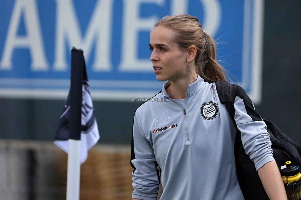 Sturm Damen - Altach
OEFB Frauen Bundesliga, 11. Runde, SK Sturm Graz Damen - SPG SCR Altach FFC Vorderland, Trainingszentrum Messendorf, 24.03.2024. 

Foto zeigt Carmen Schauer (Physiotherapeutin Sturm Graz)
