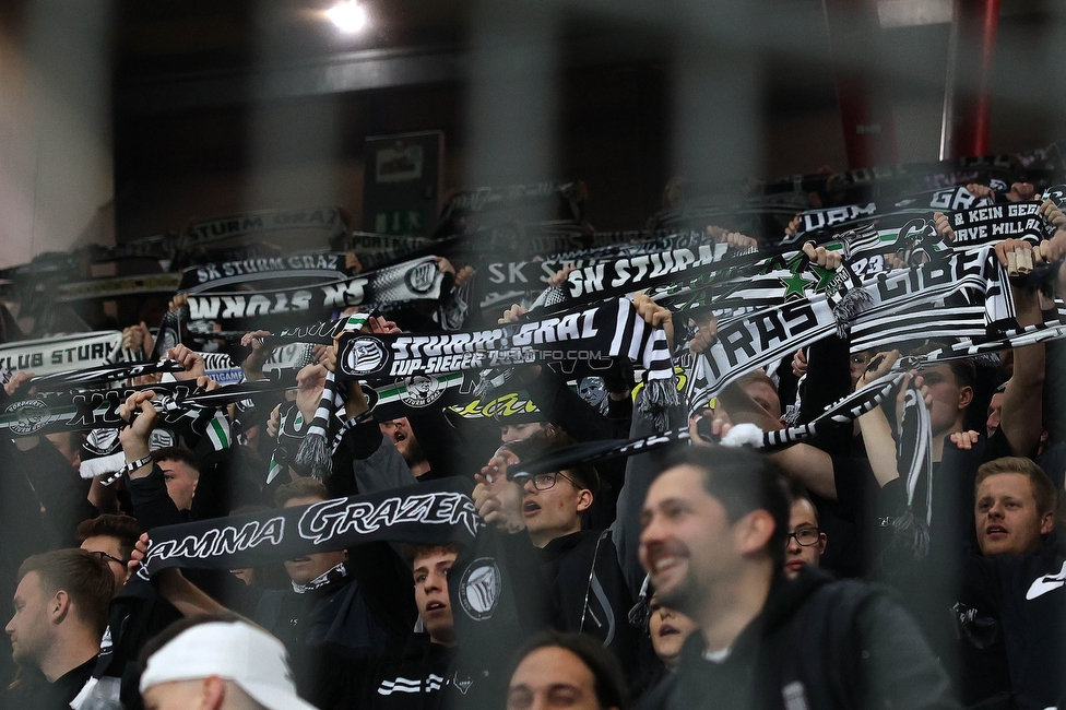 Salzburg - Sturm Graz
OEFB Cup, Halbfinale, FC RB Salzburg - SK Sturm Graz, Stadion Wals-Siezenheim, 04.04.2024. 

Foto zeigt Fans von Sturm
Schlüsselwörter: schals