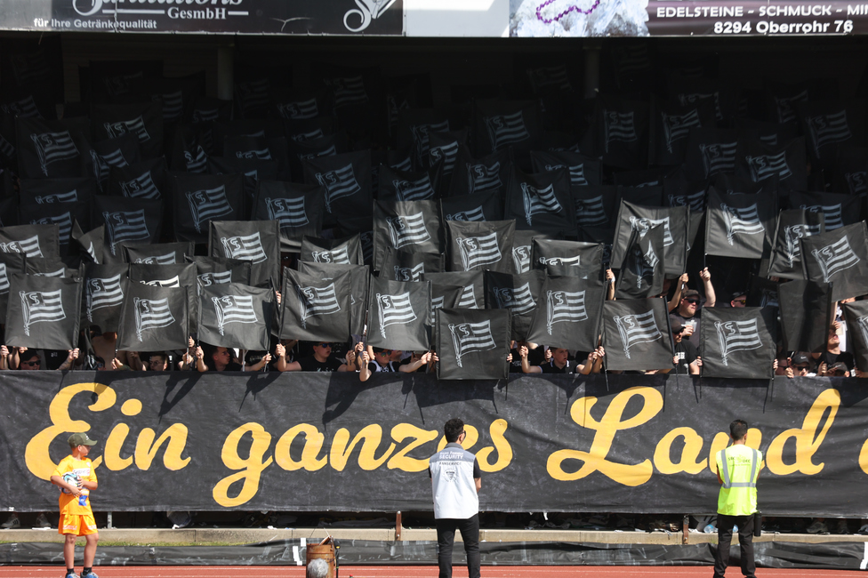 Hartberg - Sturm Graz
Oesterreichische Fussball Bundesliga, 26. Runde, TSV Hartberg - SK Sturm Graz,  PROfertil ARENA Hartberg, 14.04.2024. 

Foto zeigt Fans von Sturm mit einer Choreografie
