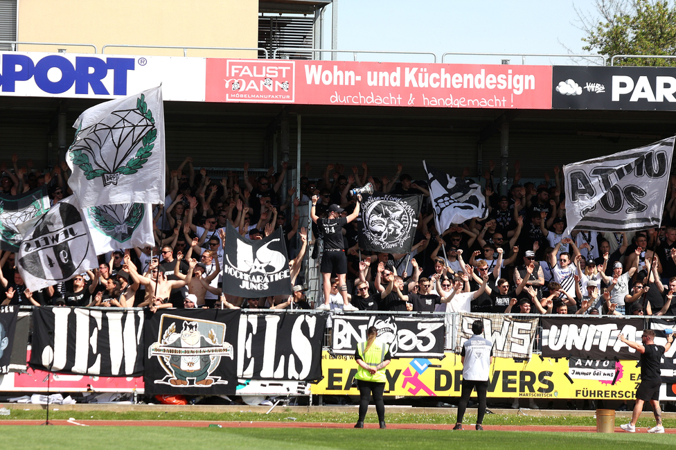 Hartberg - Sturm Graz
Oesterreichische Fussball Bundesliga, 26. Runde, TSV Hartberg - SK Sturm Graz,  PROfertil ARENA Hartberg, 14.04.2024. 

Foto zeigt Fans von Sturm
