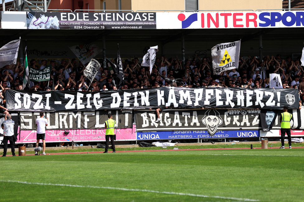 Hartberg - Sturm Graz
Oesterreichische Fussball Bundesliga, 26. Runde, TSV Hartberg - SK Sturm Graz,  PROfertil ARENA Hartberg, 14.04.2024. 

Foto zeigt Fans von Sturm mit einem Spruchband
