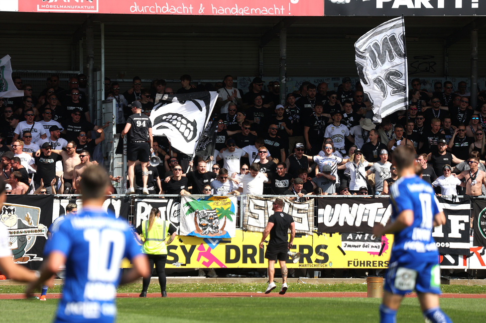 Hartberg - Sturm Graz
Oesterreichische Fussball Bundesliga, 26. Runde, TSV Hartberg - SK Sturm Graz,  PROfertil ARENA Hartberg, 14.04.2024. 

Foto zeigt Fans von Sturm
