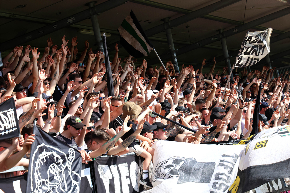 Hartberg - Sturm Graz
Oesterreichische Fussball Bundesliga, 26. Runde, TSV Hartberg - SK Sturm Graz,  PROfertil ARENA Hartberg, 14.04.2024. 

Foto zeigt Fans von Sturm
