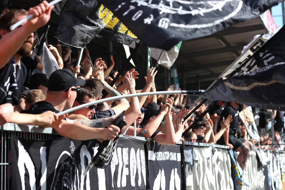 Hartberg - Sturm Graz
Oesterreichische Fussball Bundesliga, 26. Runde, TSV Hartberg - SK Sturm Graz,  PROfertil ARENA Hartberg, 14.04.2024. 

Foto zeigt Fans von Sturm
