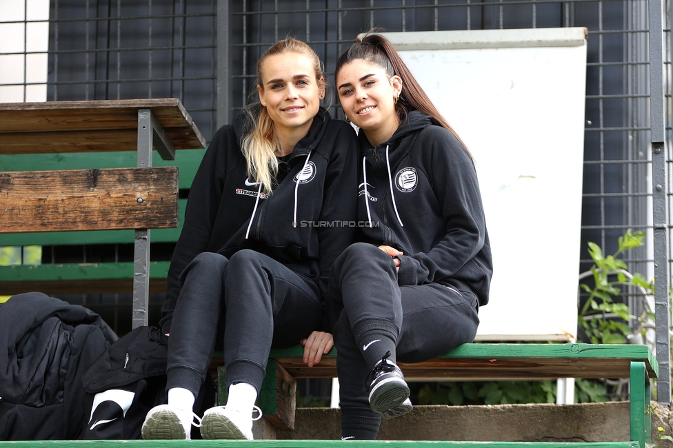 Sturm Damen - Wacker Innsbruck
OEFB Frauen Bundesliga, 13. Runde, SK Sturm Graz Damen - FC Wacker Innsbruck, Gruabn Graz, 21.04.2024. 

Foto zeigt Carmen Schauer (Physiotherapeutin Sturm Graz) und Carina Tretnjak (Masseurin Sturm Damen)
