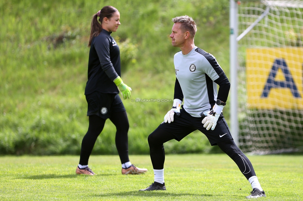 Sturm Damen - Wacker Innsbruck
OEFB Frauen Bundesliga, 13. Runde, SK Sturm Graz Damen - FC Wacker Innsbruck, Gruabn Graz, 21.04.2024. 

Foto zeigt Mariella El Sherif (Sturm Damen) und Daniel Gutschi (Torwart-Trainer Sturm Damen)
