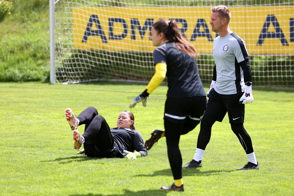 Sturm Damen - Wacker Innsbruck
OEFB Frauen Bundesliga, 13. Runde, SK Sturm Graz Damen - FC Wacker Innsbruck, Gruabn Graz, 21.04.2024. 

Foto zeigt Mariella El Sherif (Sturm Damen), Vanessa Gritzner (Sturm Damen) und Daniel Gutschi (Torwart-Trainer Sturm Damen)
