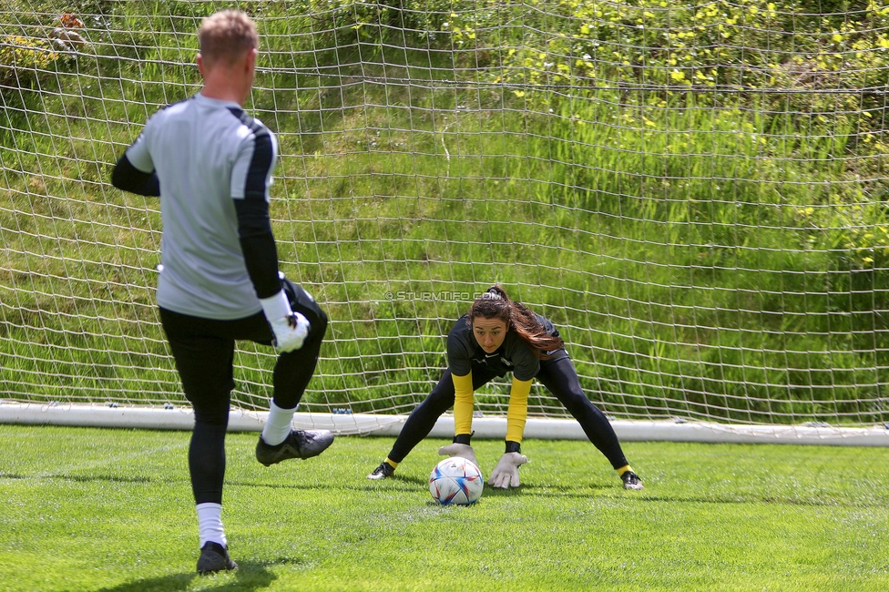 Sturm Damen - Wacker Innsbruck
OEFB Frauen Bundesliga, 13. Runde, SK Sturm Graz Damen - FC Wacker Innsbruck, Gruabn Graz, 21.04.2024. 

Foto zeigt Daniel Gutschi (Torwart-Trainer Sturm Damen) und Vanessa Gritzner (Sturm Damen)
