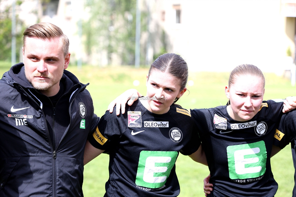 Sturm Damen - Wacker Innsbruck
OEFB Frauen Bundesliga, 13. Runde, SK Sturm Graz Damen - FC Wacker Innsbruck, Gruabn Graz, 21.04.2024. 

Foto zeigt Michael Erlitz (Sportlicher Leiter Sturm Damen), Marie Spiess (Sturm Damen) und Anna Wirnsberger (Sturm Damen)
