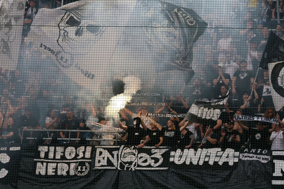 RB Salzburg - Sturm Graz
Oesterreichische Fussball Bundesliga, 29. Runde, FC RB Salzburg - SK Sturm Graz, Arena Wals-Siezenheim, 28.04.2024. 

Foto zeigt Fans von Sturm
Schlüsselwörter: bastion pyrotechnik