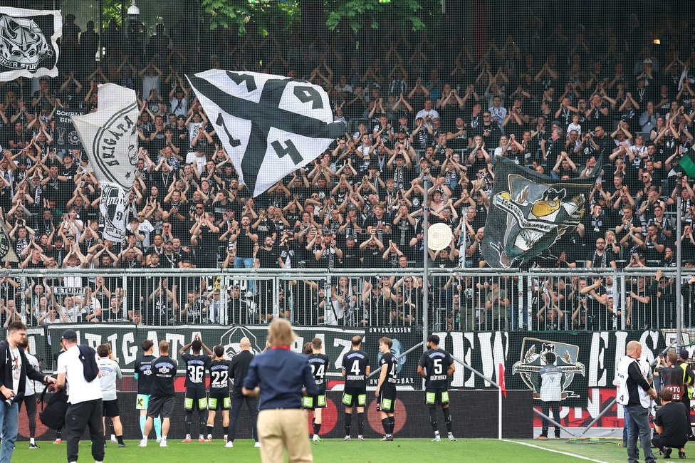 RB Salzburg - Sturm Graz
Oesterreichische Fussball Bundesliga, 29. Runde, FC RB Salzburg - SK Sturm Graz, Arena Wals-Siezenheim, 28.04.2024. 

Foto zeigt Fans von Sturm und die Mannschaft von Sturm
