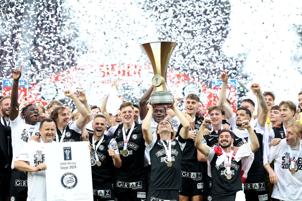 Sturm Graz - Rapid Wien
OEFB Cup, Finale, SK Sturm Graz - SK Rapid Wien, Woerthersee Stadion Klagenfurt, 01.05.2024. 

Foto zeigt die Mannschaft von Sturm mit dem Cuppokal
