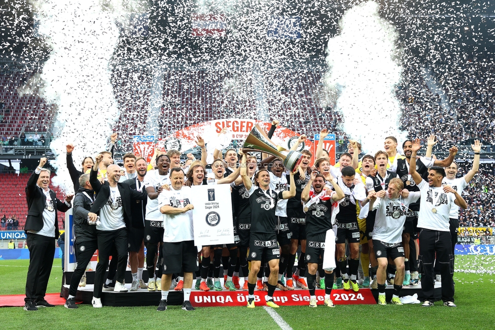 Sturm Graz - Rapid Wien
OEFB Cup, Finale, SK Sturm Graz - SK Rapid Wien, Woerthersee Stadion Klagenfurt, 01.05.2024. 

Foto zeigt die Mannschaft von Sturm mit dem Cuppokal
