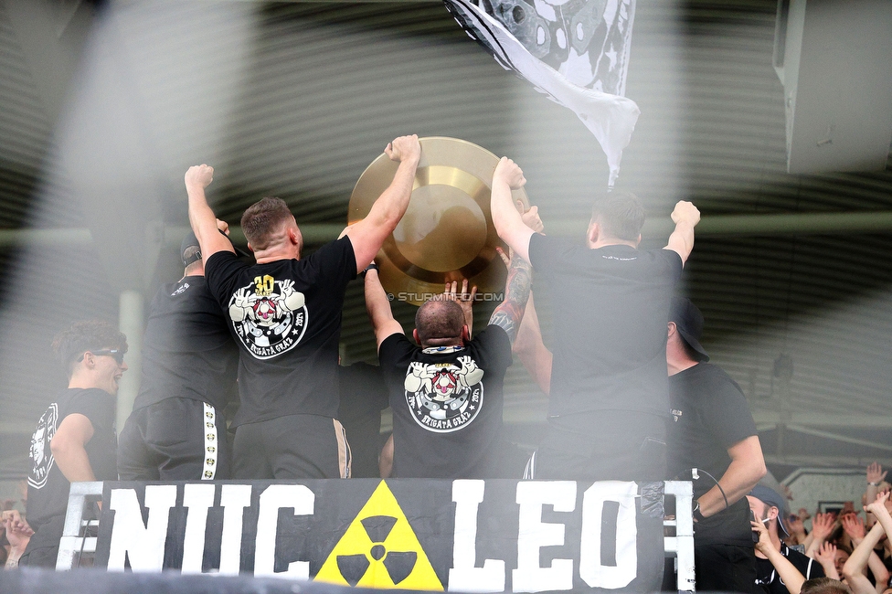 Sturm Graz - Austria Klagenfurt
Oesterreichische Fussball Bundesliga, 32. Runde, SK Sturm Graz - SK Austria Klagenfurt, Stadion Liebenau Graz, 19.05.2024. 

Foto zeigt Fans von Sturm mit dem Meisterteller
Schlüsselwörter: brigata