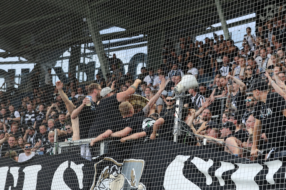 Sturm Graz - Austria Klagenfurt
Oesterreichische Fussball Bundesliga, 32. Runde, SK Sturm Graz - SK Austria Klagenfurt, Stadion Liebenau Graz, 19.05.2024. 

Foto zeigt Fans von Sturm mit dem Meisterteller
Schlüsselwörter: jewels