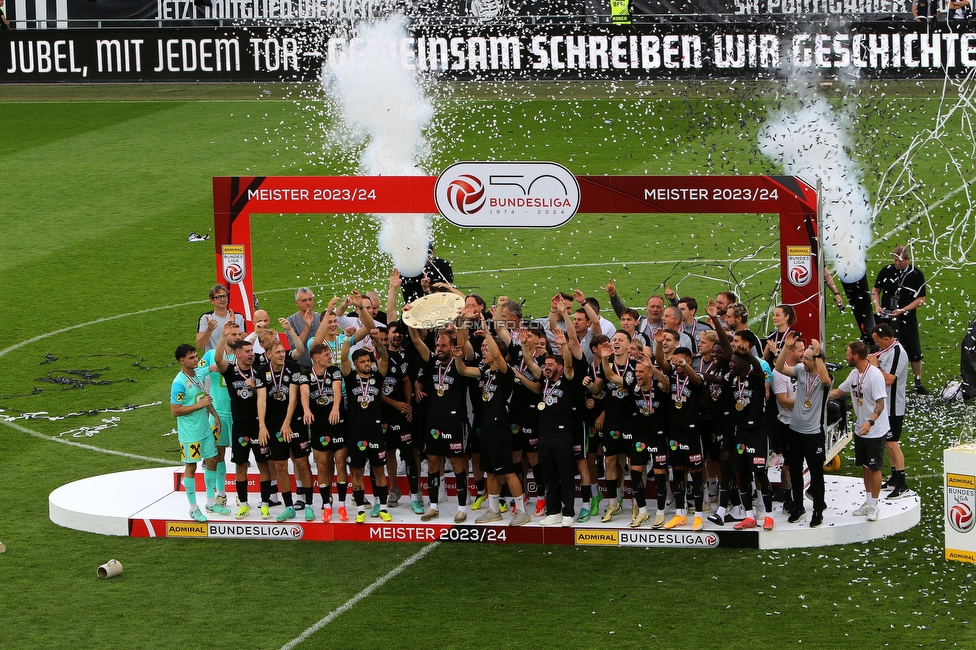 Sturm Graz - Austria Klagenfurt
Oesterreichische Fussball Bundesliga, 32. Runde, SK Sturm Graz - SK Austria Klagenfurt, Stadion Liebenau Graz, 19.05.2024. 

Foto zeigt die Mannschaft von Sturm mit dem Meisterteller
