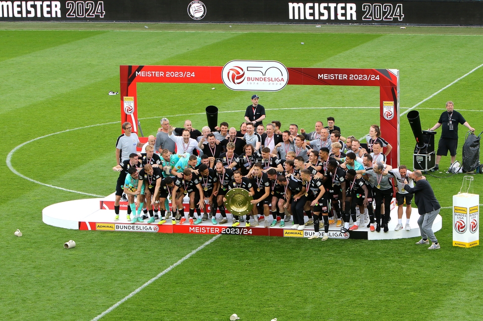 Sturm Graz - Austria Klagenfurt
Oesterreichische Fussball Bundesliga, 32. Runde, SK Sturm Graz - SK Austria Klagenfurt, Stadion Liebenau Graz, 19.05.2024. 

Foto zeigt die Mannschaft von Sturm mit dem Meisterteller
