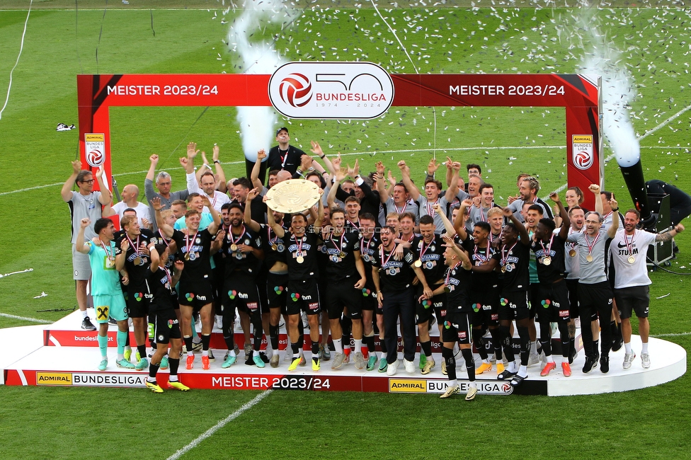 Sturm Graz - Austria Klagenfurt
Oesterreichische Fussball Bundesliga, 32. Runde, SK Sturm Graz - SK Austria Klagenfurt, Stadion Liebenau Graz, 19.05.2024. 

Foto zeigt die Mannschaft von Sturm mit dem Meisterteller
