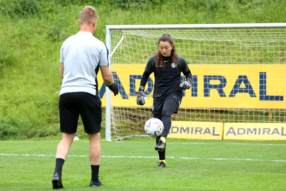Sturm Damen - Bergheim
OEFB Frauen Bundesliga, 18. Runde, SK Sturm Graz Damen - FC Bergheim, Gruabn Graz, 26.05.2024. 

Foto zeigt Daniel Gutschi (Torwart-Trainer Sturm Damen) und Vanessa Gritzner (Sturm Damen)
