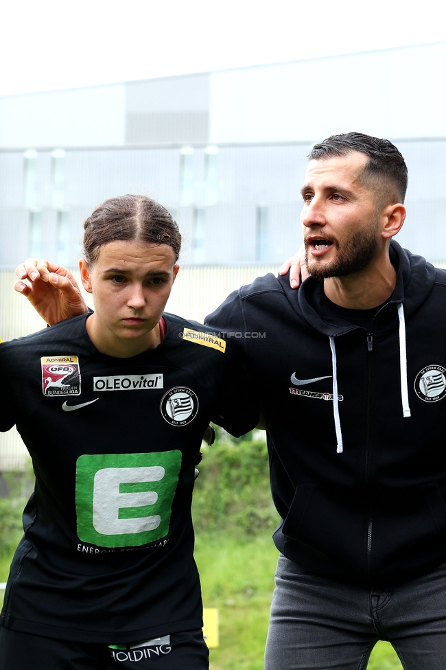 Sturm Damen - Bergheim
OEFB Frauen Bundesliga, 18. Runde, SK Sturm Graz Damen - FC Bergheim, Gruabn Graz, 26.05.2024. 

Foto zeigt Leonie Christin Tragl (Sturm Damen) und Sargon Duran (Cheftrainer Sturm Damen)
