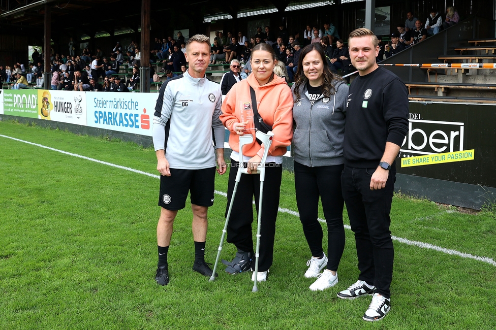 Sturm Damen - Bergheim
OEFB Frauen Bundesliga, 18. Runde, SK Sturm Graz Damen - FC Bergheim, Gruabn Graz, 26.05.2024. 

Foto zeigt Daniel Gutschi (Torwart-Trainer Sturm Damen), Mariella El Sherif (Sturm Damen), Susanne Gorny (Vorstand Sturm) und Michael Erlitz (Sportlicher Leiter Sturm Damen)
